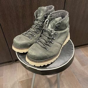 The Northface Ballard boots